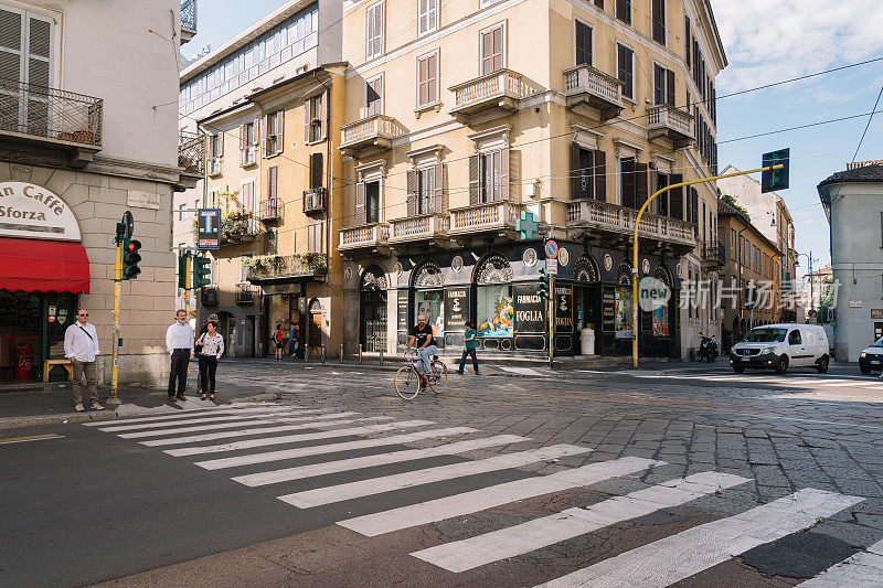 意大利米兰的Francesco Sforza大街上，人们早上匆匆忙忙地去上班。